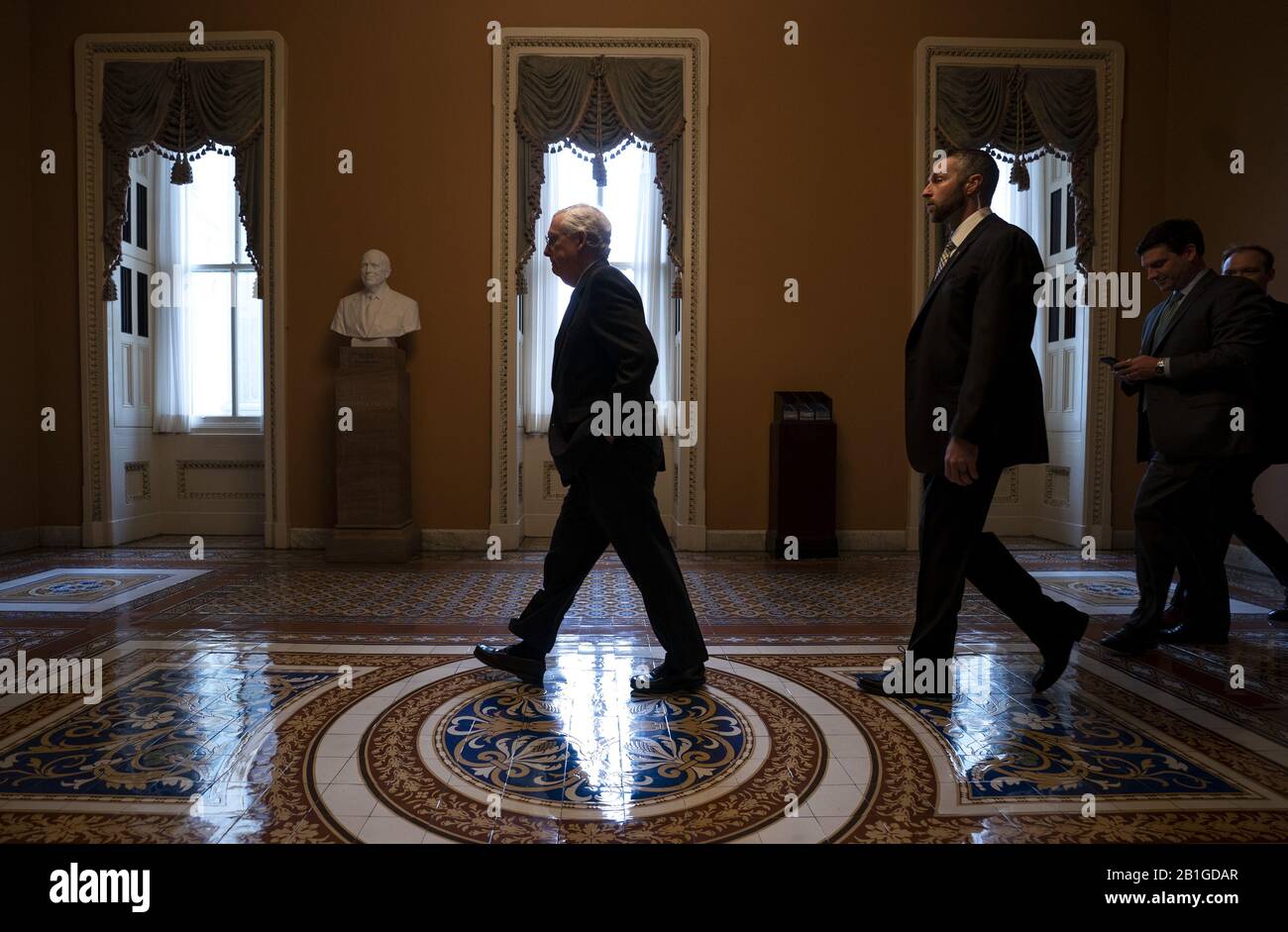 Washington, Stati Uniti. 25th Feb, 2020. Il leader Della Maggioranza del Senato Mitch McConnell, R-KY, ritorna al suo ufficiale dopo aver parlato con i media dopo le lunge del partito a Capitol Hill a Washington, DC martedì 25 febbraio 2020. Credito: Upi/Alamy Live News Foto Stock