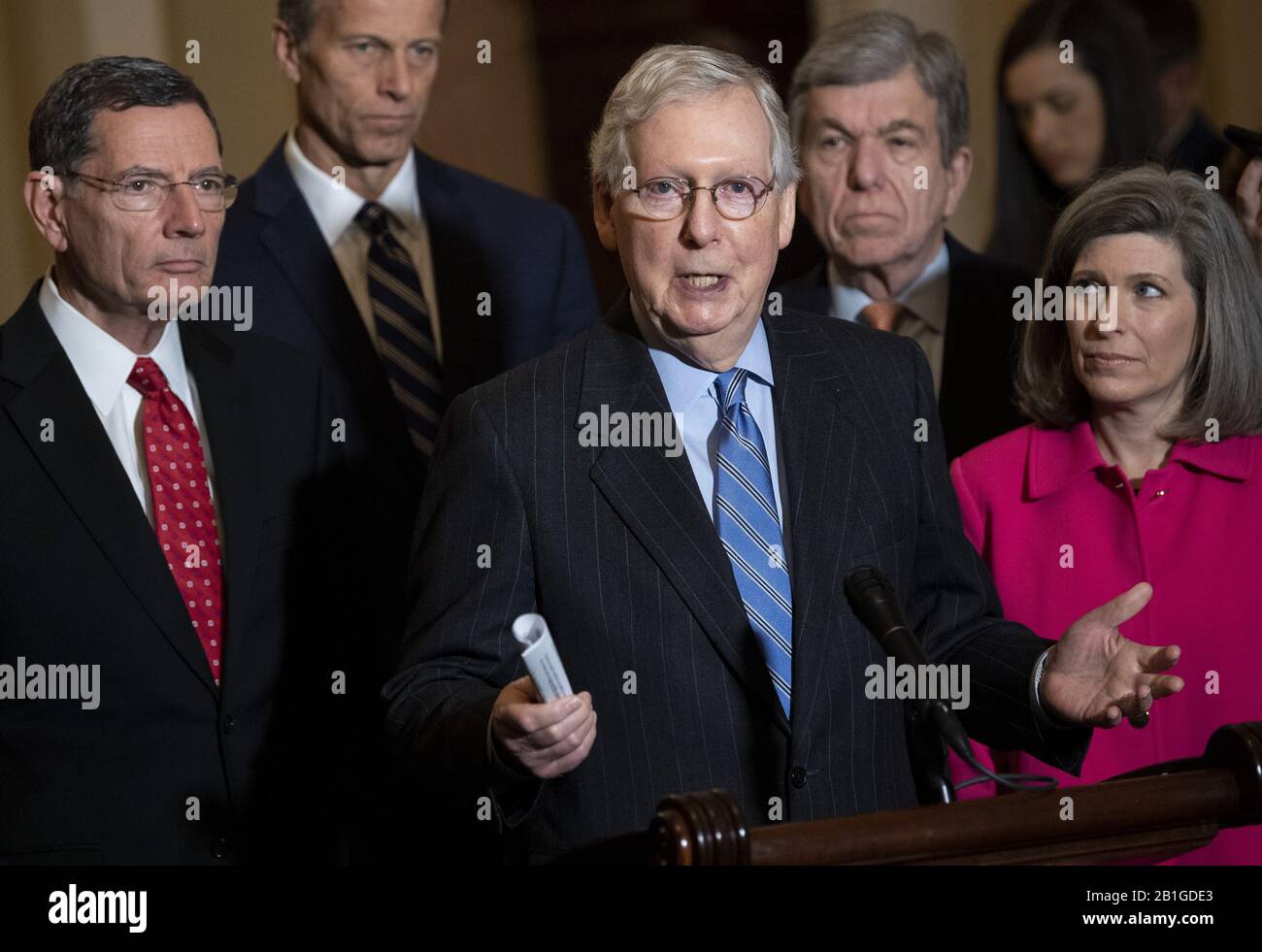 Washington, Stati Uniti. 25th Feb, 2020. Il leader Della Maggioranza del Senato Mitch McConnell, R-KY, parla ai media dopo le lunge del partito a Capitol Hill a Washington, DC martedì 25 febbraio 2020. Credito: Upi/Alamy Live News Foto Stock