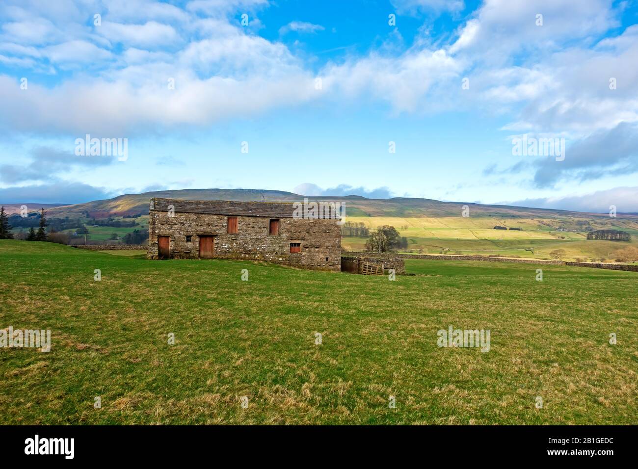 Stone Barn a Wensleydale, Yorkshire Dales, con vista verso Abbotside e Askrigg Common Foto Stock