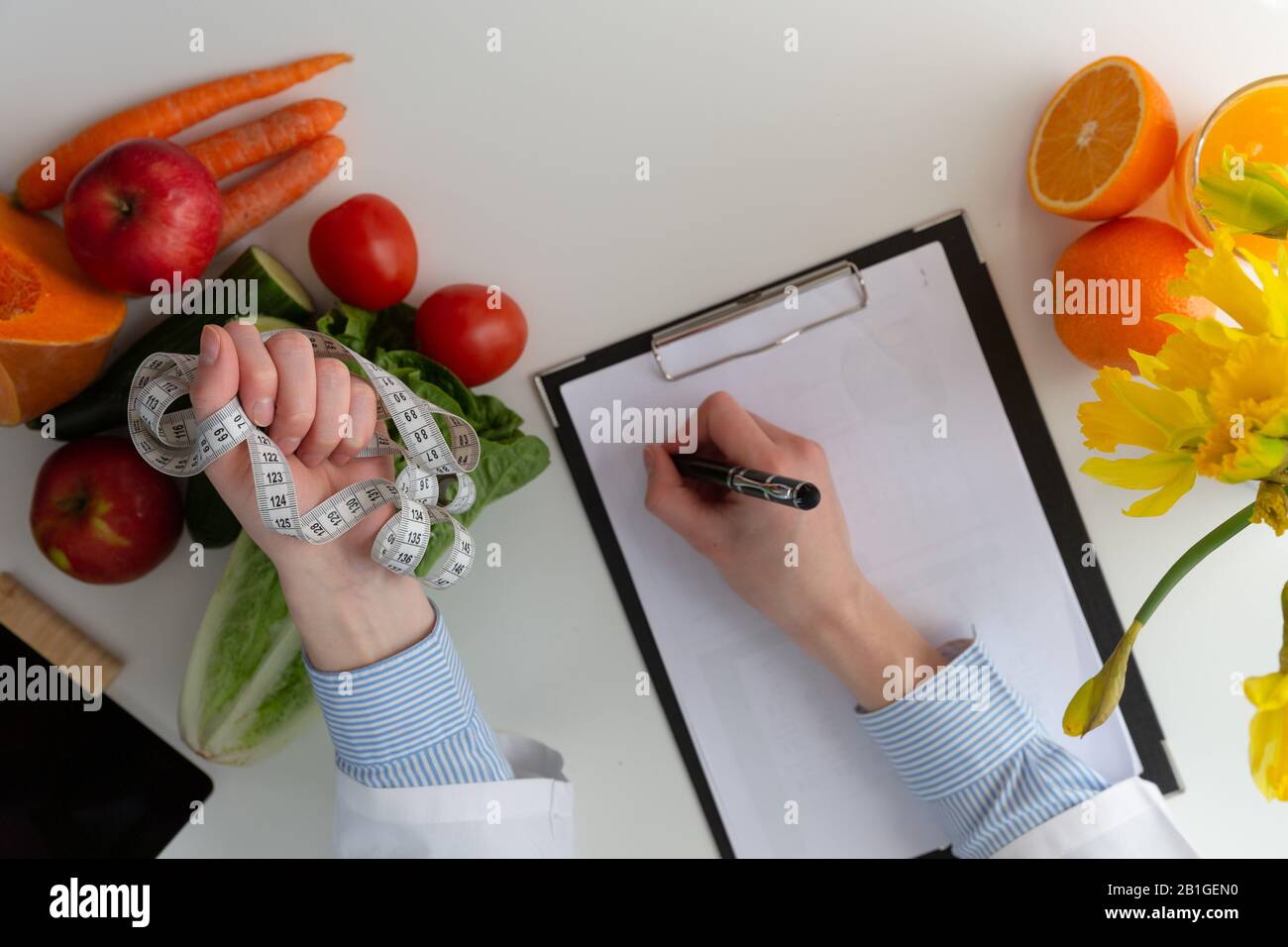 Dieta vegetale nutrizione e concetto di farmaco. Nutrizionista offre una dieta sana di verdure. In una luce naturale Foto Stock