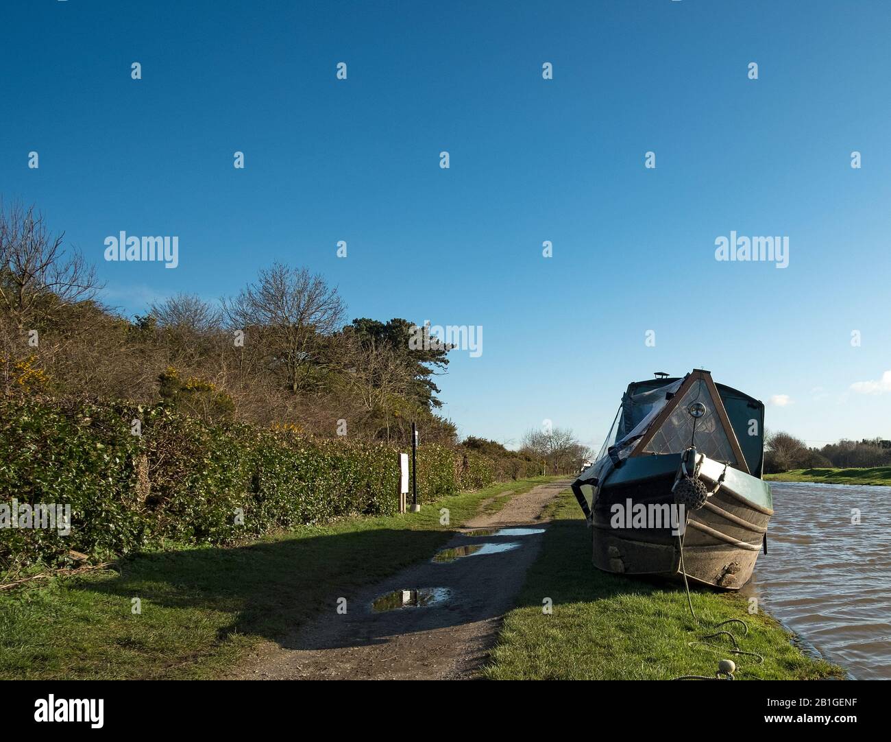 Gli archi di una narrowboat marooned dopo l'inondazione Foto Stock