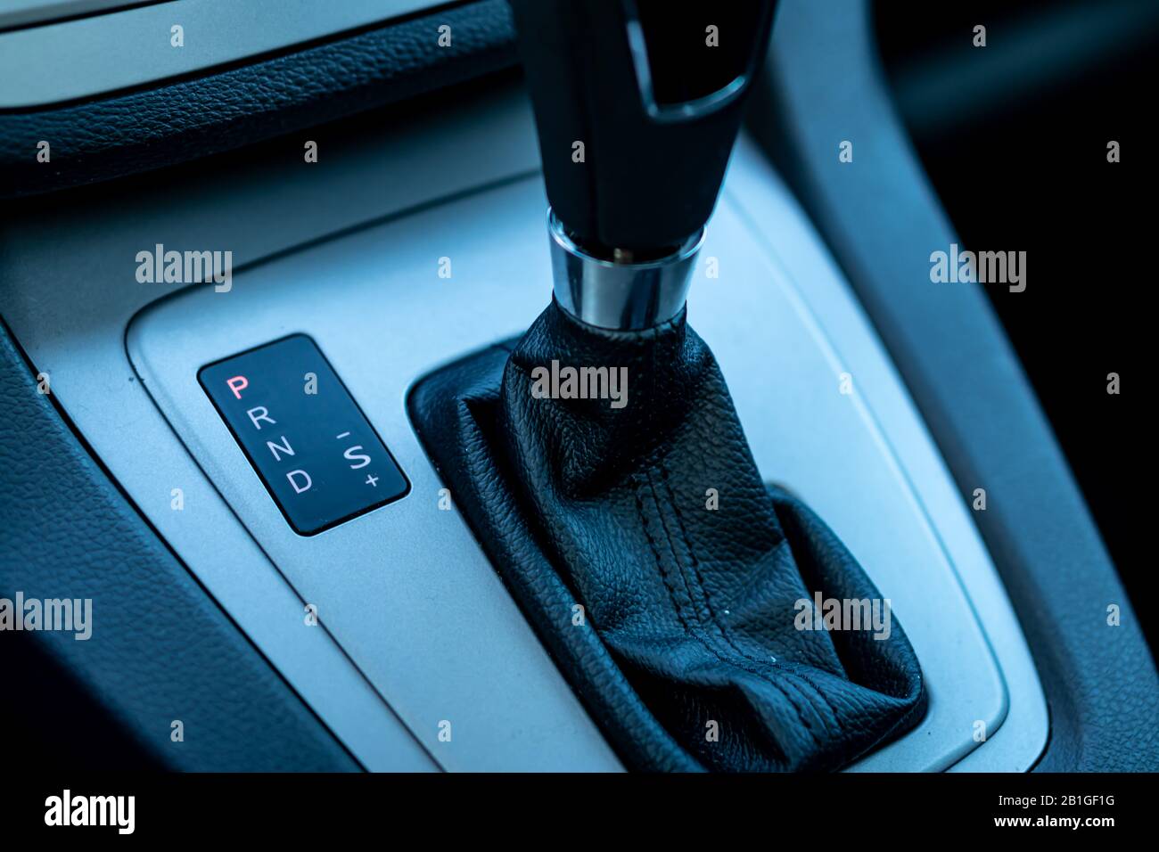 Cluj-Napoca,Cluj/Romania-01.21.2020-Ford Kuga Uefa Champions League Edition-Inside Vista dettagliata del grande display di navigazione, leva del cambio automatico, Foto Stock