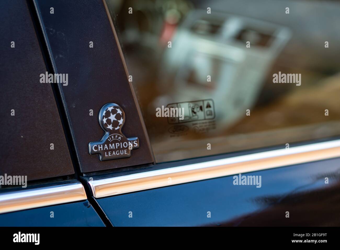 Cluj-Napoca,Cluj/Romania-01.22.2020-Uefa champions logo di campionato sulla porta passeggero destra Ford Kuga. Edizione limitata Foto Stock