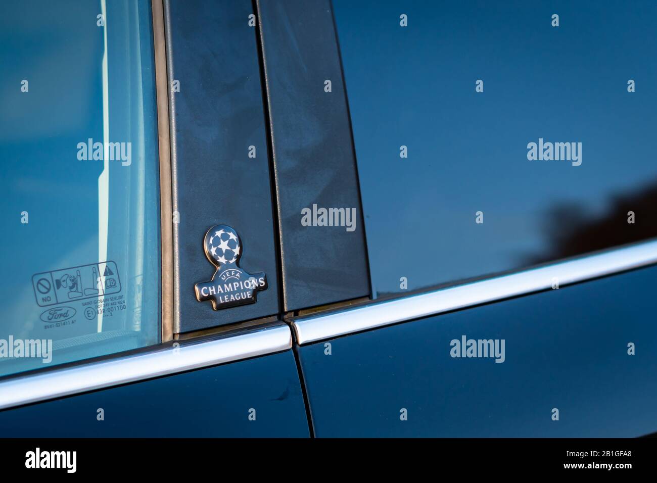 Cluj-Napoca,Cluj/Romania-01.22.2020-Uefa champions logo di campionato sulla porta passeggero destra Ford Kuga. Edizione limitata Foto Stock