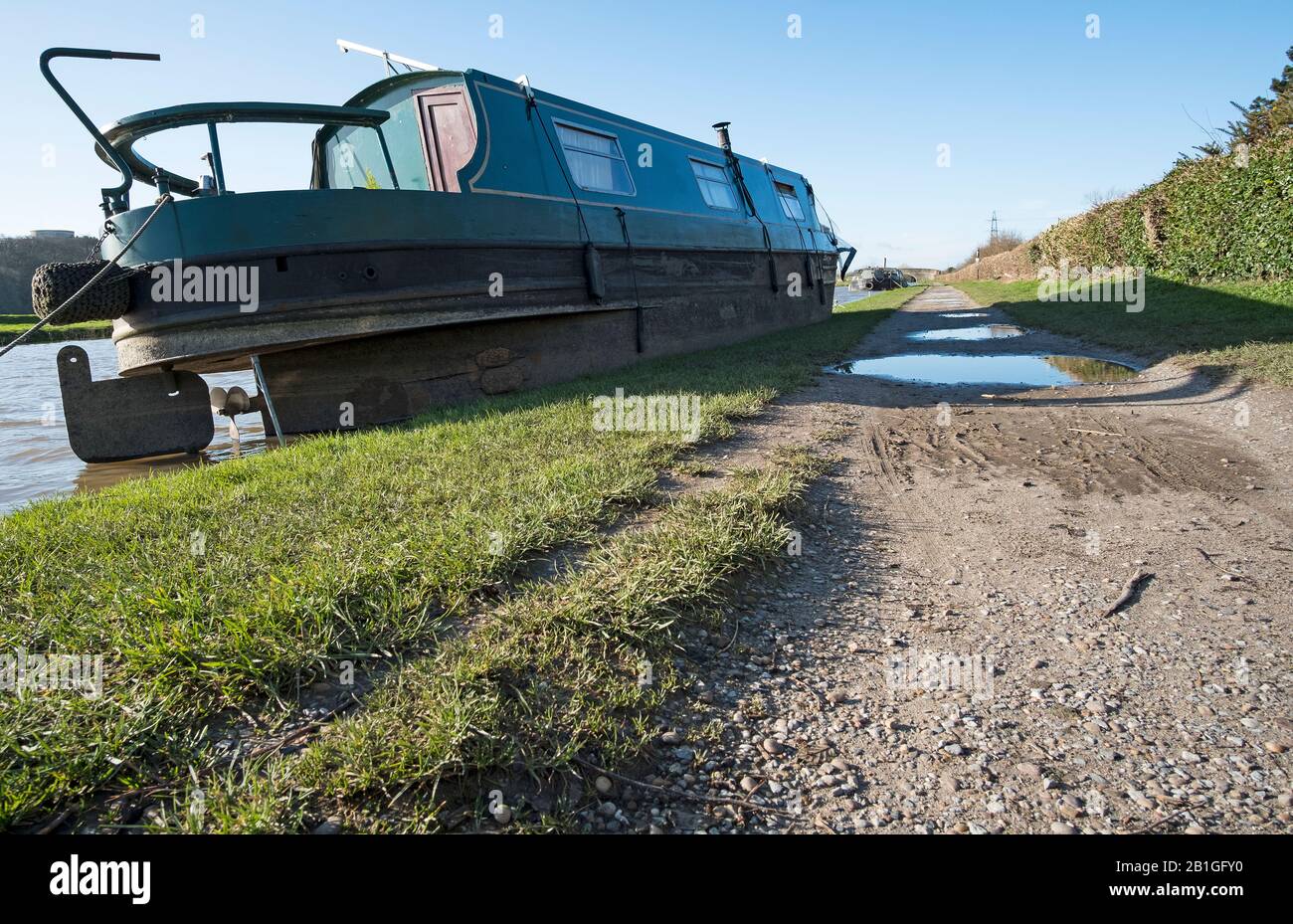 Un narrowboat lasciato sulla riva del canale dopo le inondazioni durante la tempesta Dennis, febbraio 2020 Foto Stock