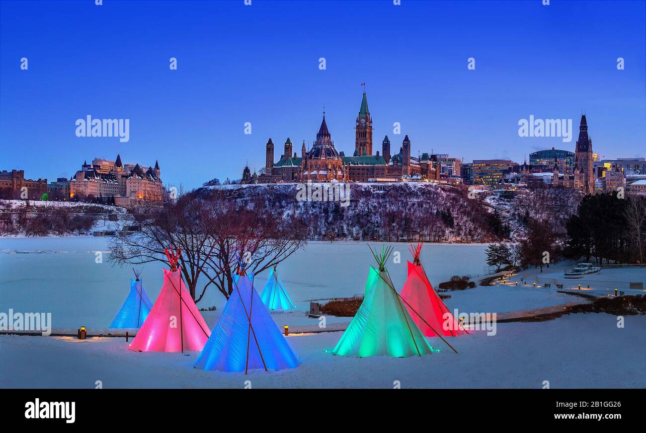 Ottawa progetto Tepee fuori dal Canadian Museum of History, con il parlamento alle spalle. Foto Stock