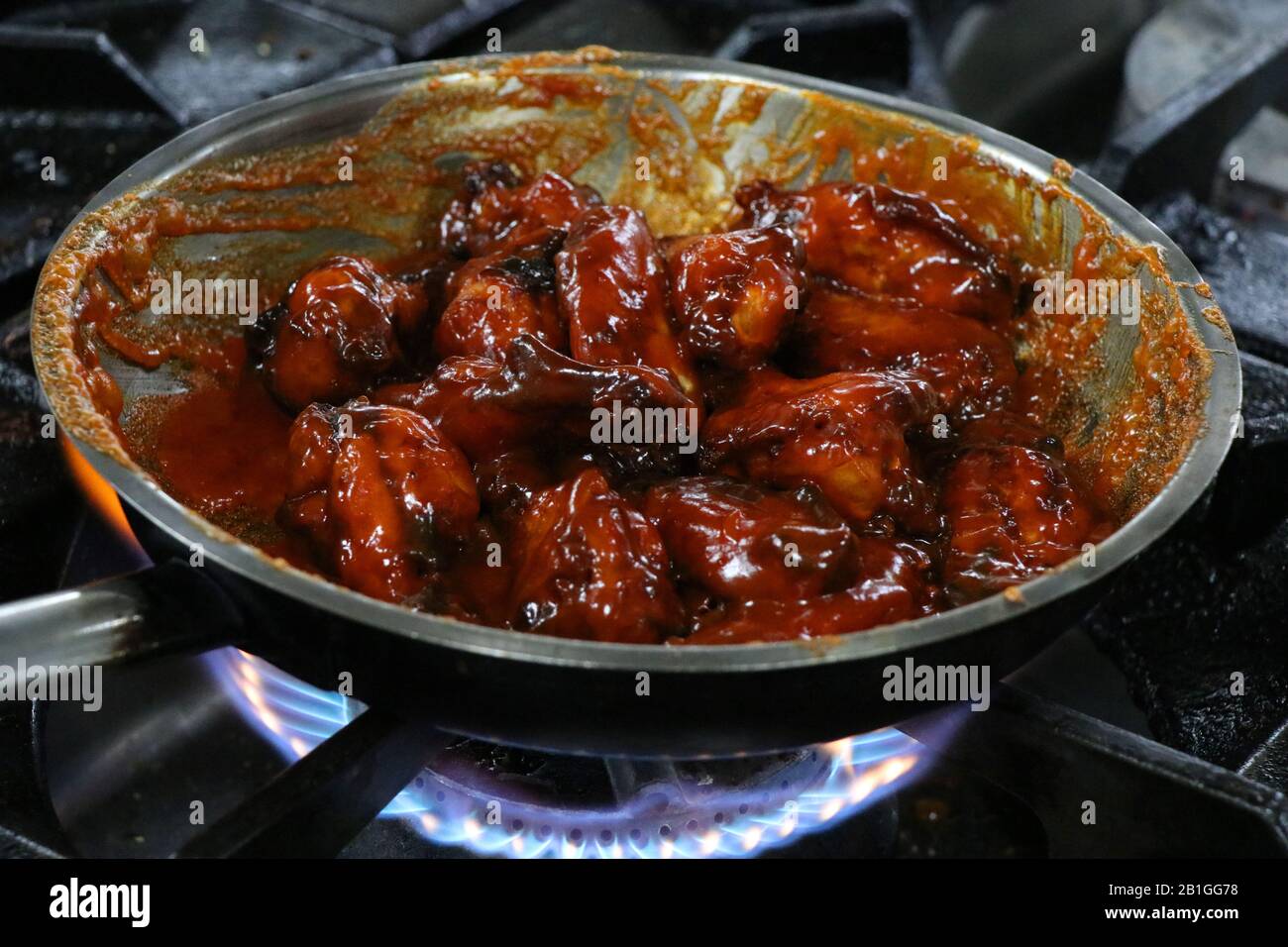 ali di pollo di bufalo su una pentola da cucina Foto Stock