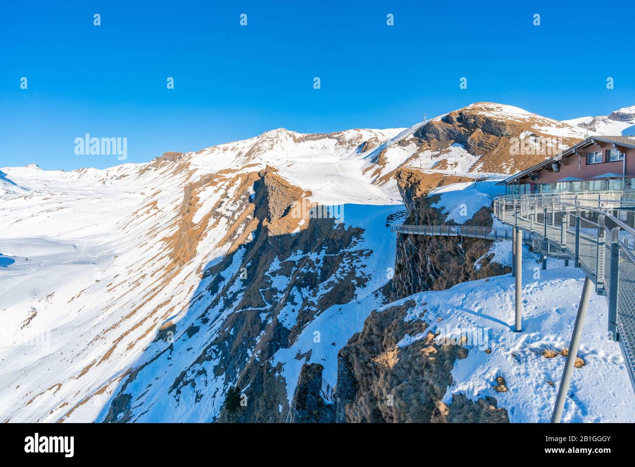 Grindelwald-FIRST, SVIZZERA - 17 GENNAIO 2020: La passeggiata sulla scogliera sulla Prima montagna di Grindelwald è una popolare attrazione turistica Foto Stock