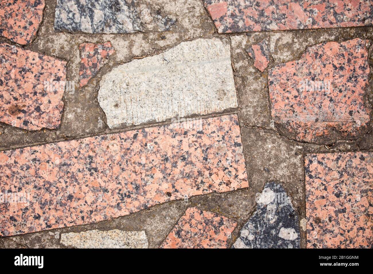 Frammento di una parete da una pietra scheggiata. Muro di pietra sfondo. Foto Stock