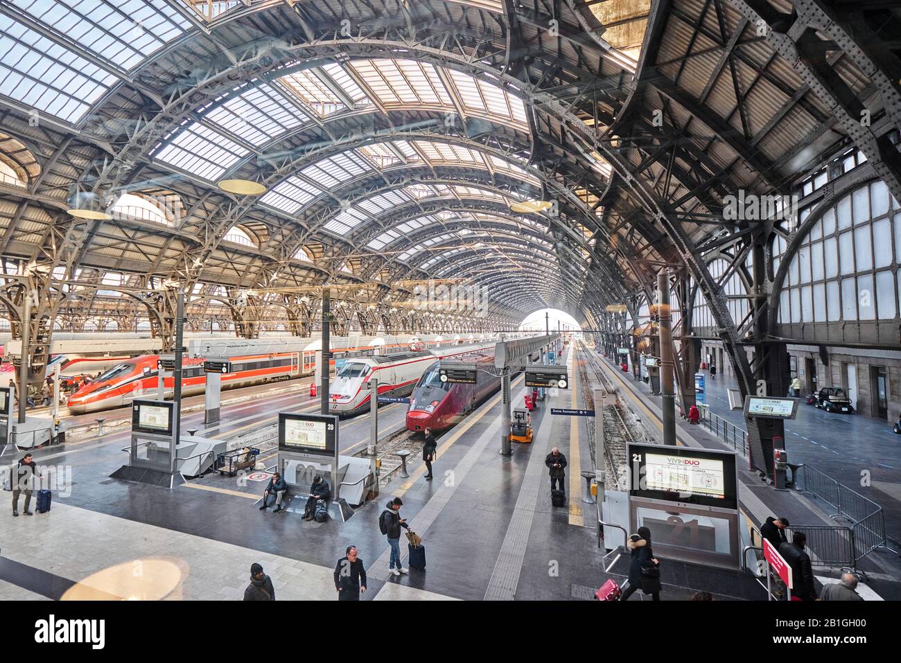 Milano, Italia - 21 Gennaio 2019: Vista Interna Alla Stazione Centrale Di Milano. Moderni treni ad alta velocità presso la stazione centrale di Milano. Concetto di viaggio Foto Stock