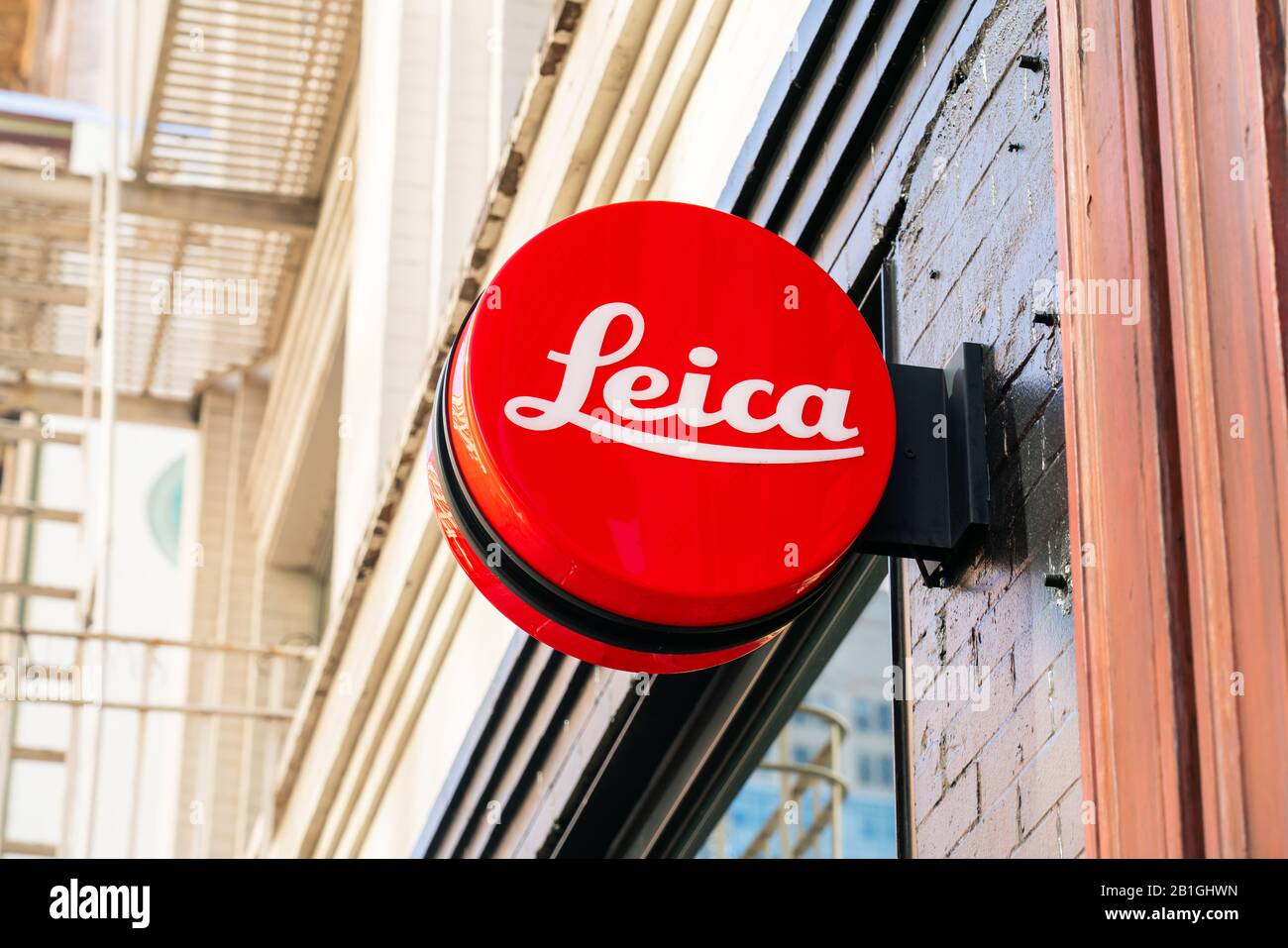 Produttore tedesco di fotocamere e ottiche, logo Leica visto a San Francisco. Foto Stock