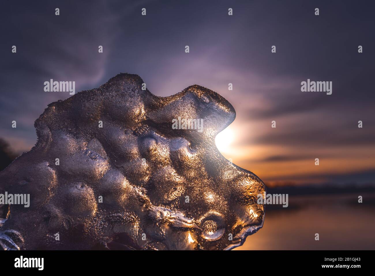 Il pezzo di ghiaccio in mano Foto Stock