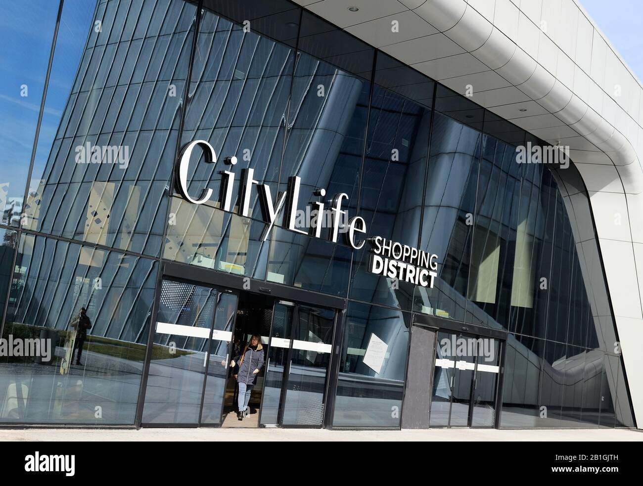 Citylife shopping ingresso distrect con popoli e grattacieli riflessi in finestra, Milano, Italia Foto Stock