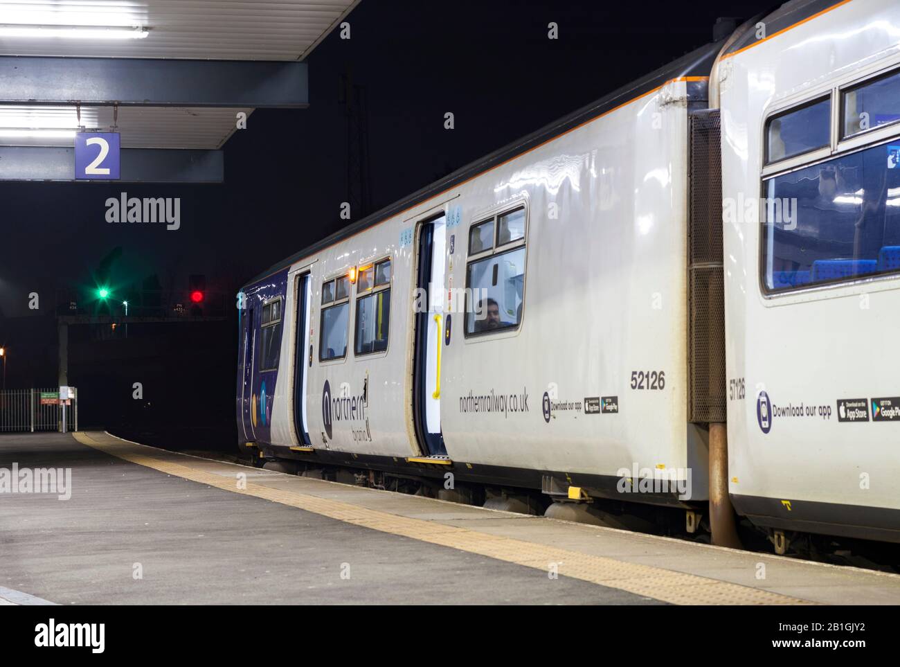 Arriva Northern rail classe 150 treno sprinter in attesa alla stazione ferroviaria di Blackburn che mostra il logo arriva Northern Foto Stock