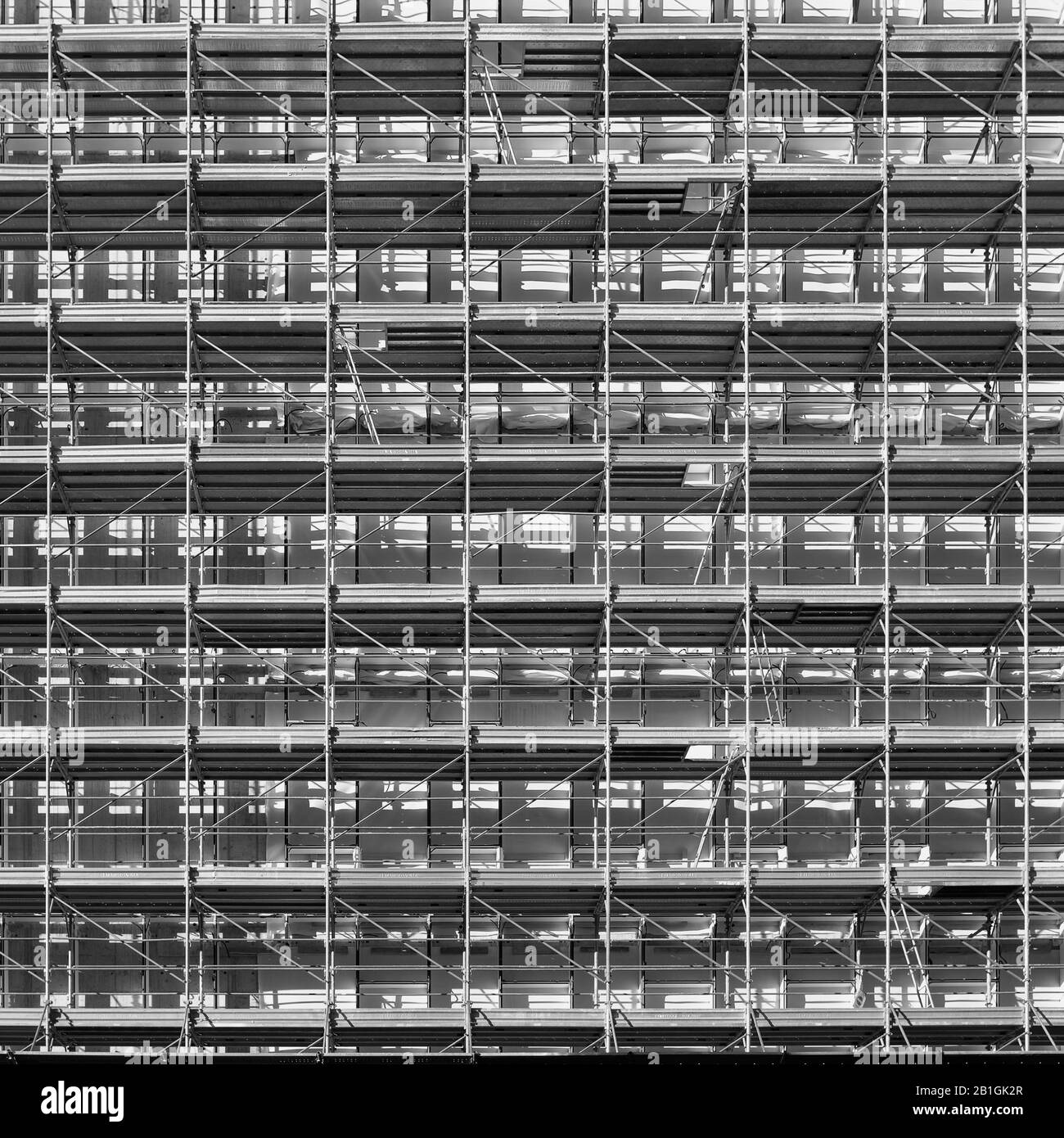 Impalcatura sulla facciata durante la costruzione di un edificio Di Simbiosi nella periferia sud di Milano, in Italia, presso la Fondazione Prada Foto Stock