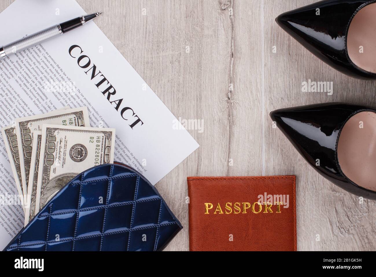 Contratto, penna e portafoglio con dollari americani. Foto Stock