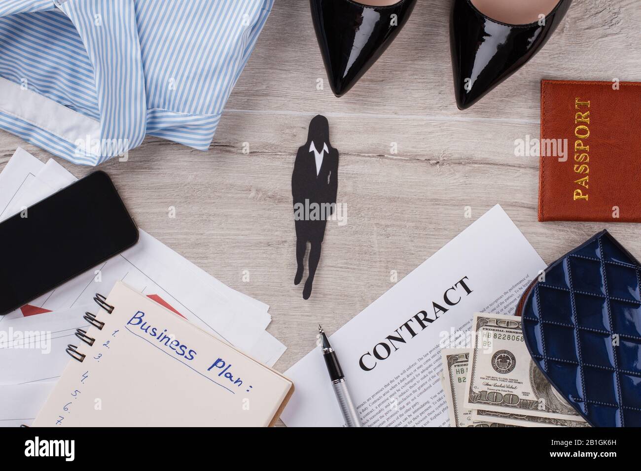 Ufficio donna piatto su tavolo di legno. Foto Stock