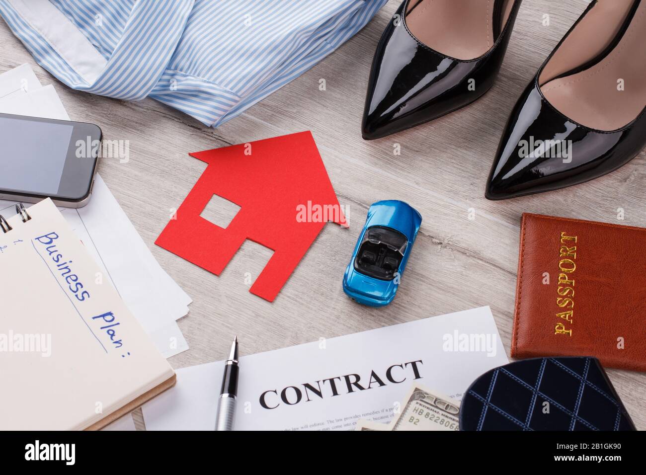 Contratto, passaporto e cose personali. Foto Stock