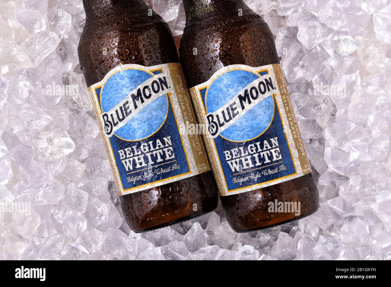 Irvine, CALFORNIA - 17 FEBBRAIO 2019: Blue Moon Belga White Ale bottiglie su ghiaccio, dalla Decima e Blake Beer Company, la divisione artigianato / importazione di Foto Stock