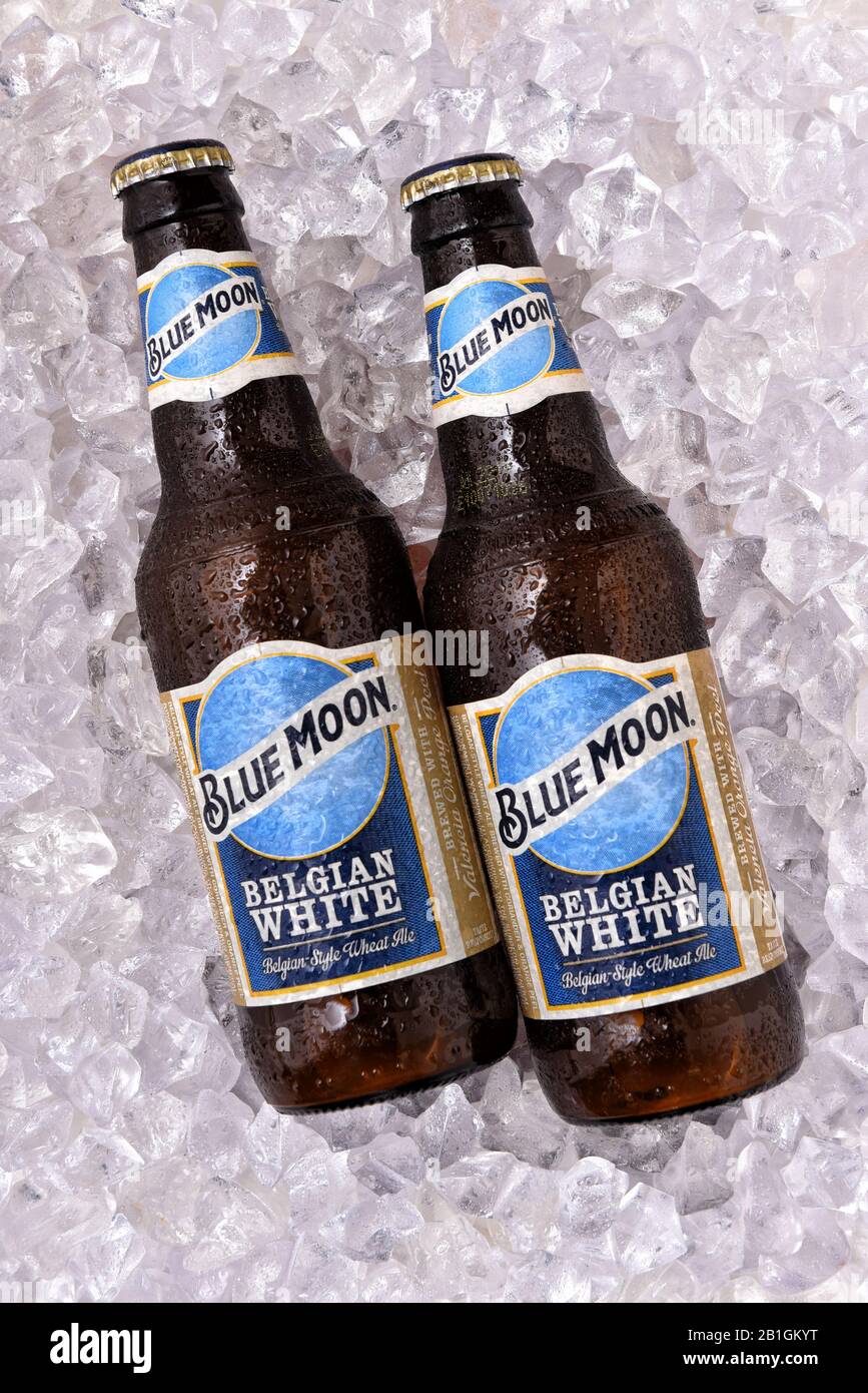 Irvine, CALFORNIA - 17 FEBBRAIO 2019: Blue Moon Belga White Ale bottiglie su ghiaccio, dalla Decima e Blake Beer Company, la divisione artigianato / importazione di Foto Stock