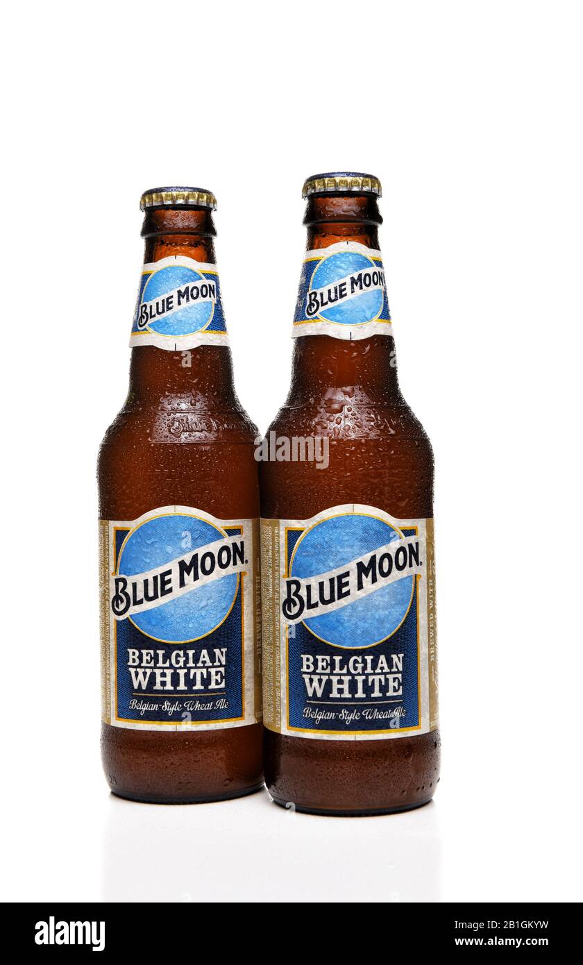 Irvine, CALFORNIA - 17 FEBBRAIO 2019: Due bottiglie di Blue Moon Belga White Ale dalla Decima e Blake Beer Company, la divisione artigianato / importazione di CH Foto Stock