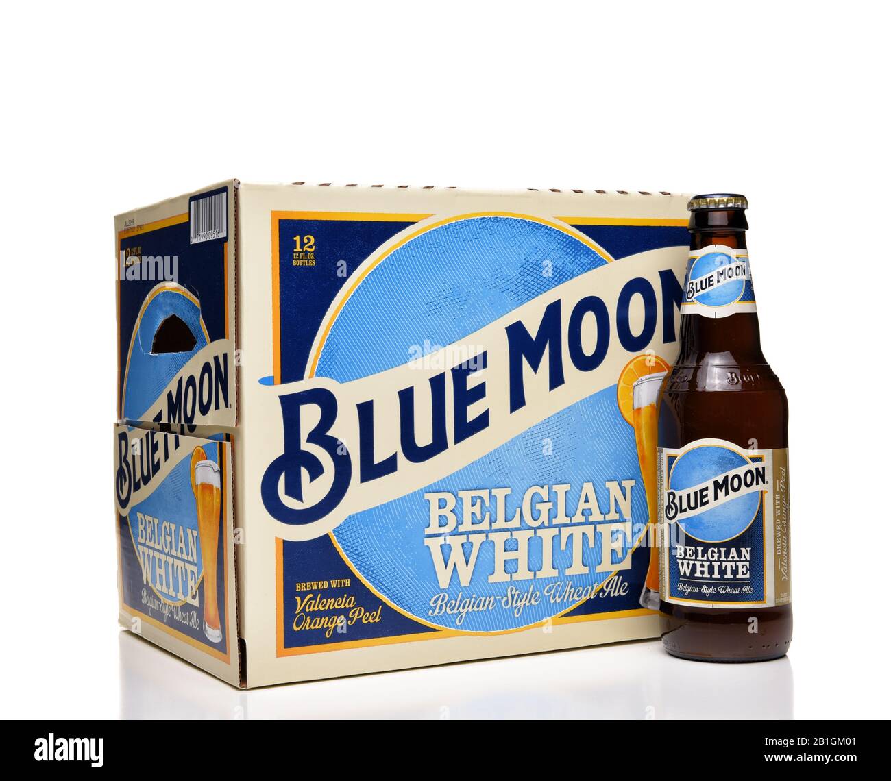 Irvine, CALFORNIA - 17 FEBBRAIO 2019: Blue Moon Belga White Ale 12 bottiglie da Decima e Blake Beer Company, la divisione artigianato / importazione di C. Foto Stock