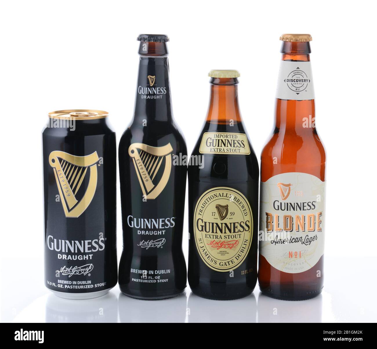 Irvine, CA - 12 GENNAIO 2015: Quattro bottiglie di birra della Guinness Brewing Company. Guinness produce birra in Irlanda dal 1759. Foto Stock