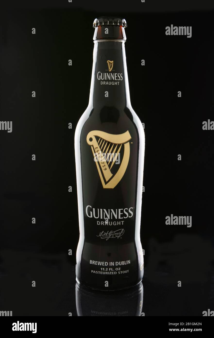 Irvine, CA - 12 GENNAIO 2015: Una bottiglia di Guinness Draft su sfondo nero. Guinness produce birra in Irlanda dal 1759, ed è uno dei Foto Stock