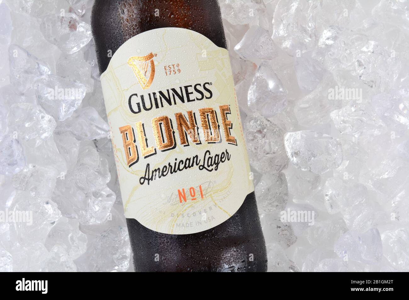 Irvine, CA - 12 GENNAIO 2015: Una bottiglia di Guinness Blonde American Lager su un letto di ghiaccio. Guinness produce birra in Irlanda dal 1759. Foto Stock
