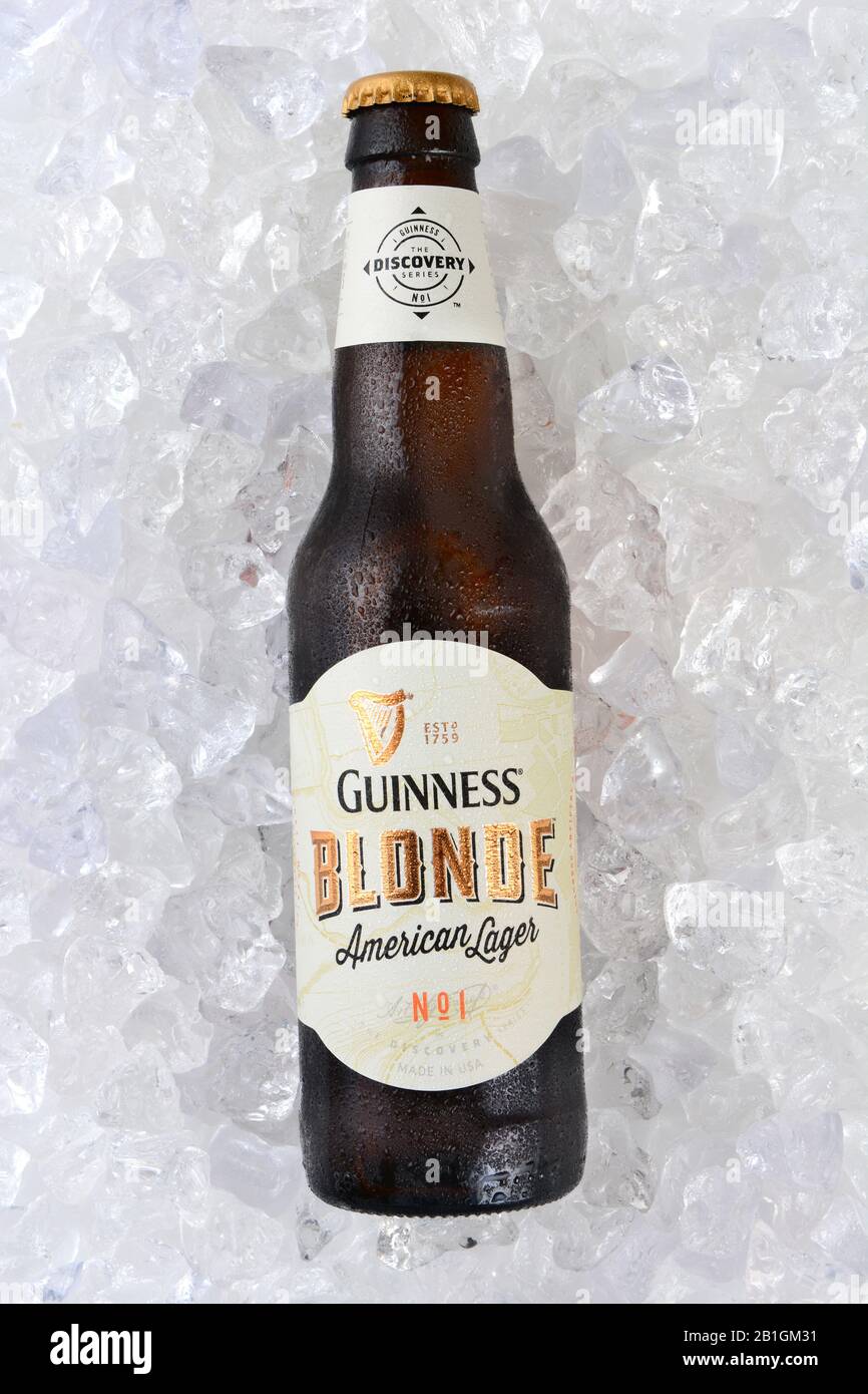 Irvine, CA - 12 GENNAIO 2015: Una bottiglia singola di Guinness Blonde American Lager su un letto di ghiaccio. Guinness produce birra in Irlanda dal 17 Foto Stock
