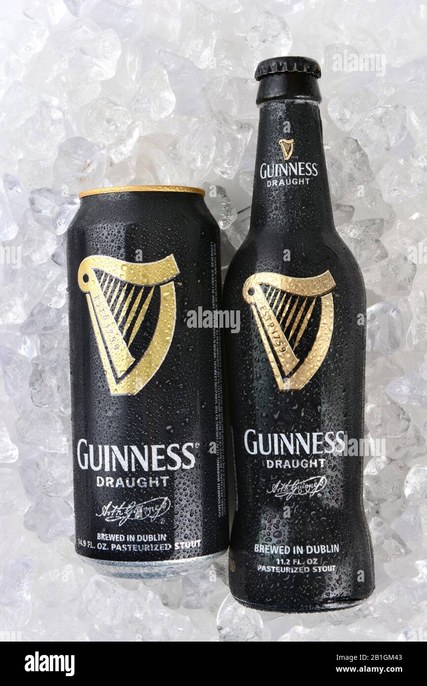 Irvine, CA - 11 GENNAIO 2015: Una bottiglia e una lattina di Guinness Draft sul ghiaccio. Guinness produce birra in Irlanda dal 1759, ed è uno dei Foto Stock