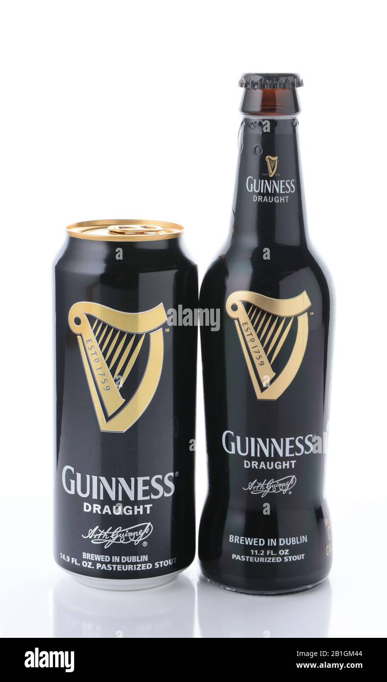 Irvine, CA - 11 GENNAIO 2015: Una bottiglia e una lattina di Guinness Draft. Guinness produce birra in Irlanda dal 1759, ed è uno dei più Foto Stock