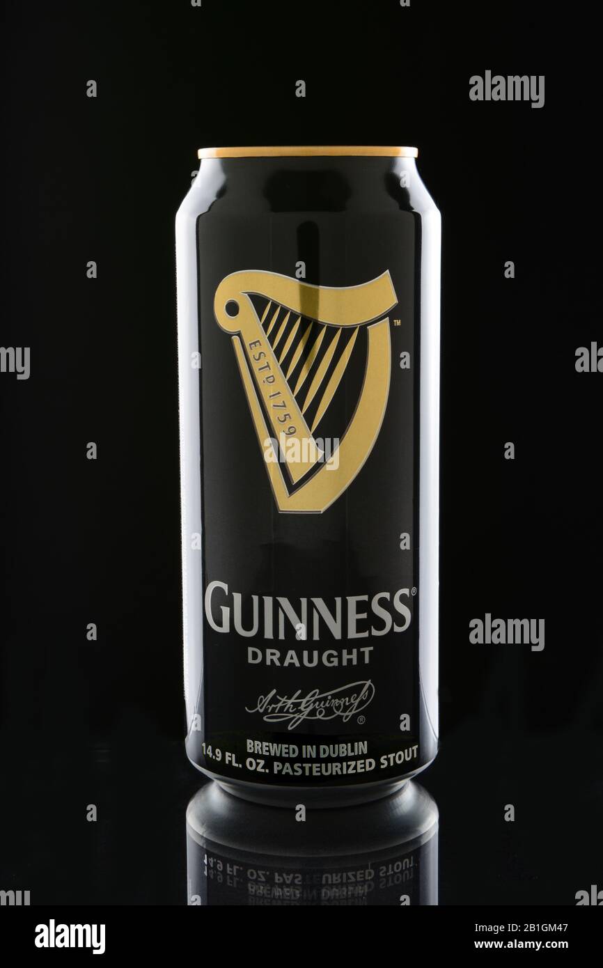 Irvine, CA - 11 GENNAIO 2015: Una lattina di Guinness su nero. Guinness produce birra in Irlanda dal 1759, ed è uno dei più succ Foto Stock