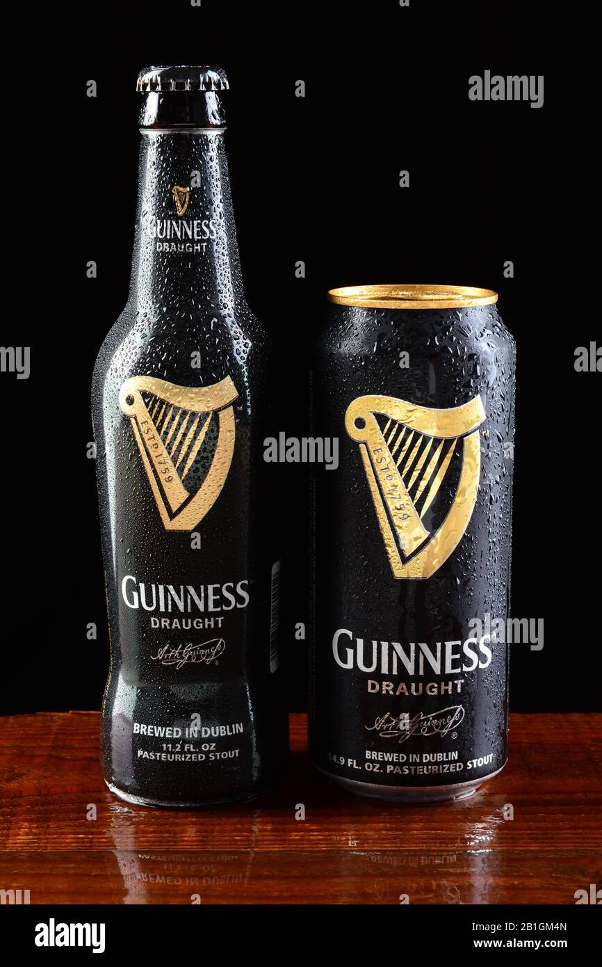 Irvine, CA - 18 GIUGNO 2015: Una bottiglia e una lattina di Guinness Draft su un wet bar. Guinness produce birra in Irlanda dal 1759, è uno dei più succe Foto Stock