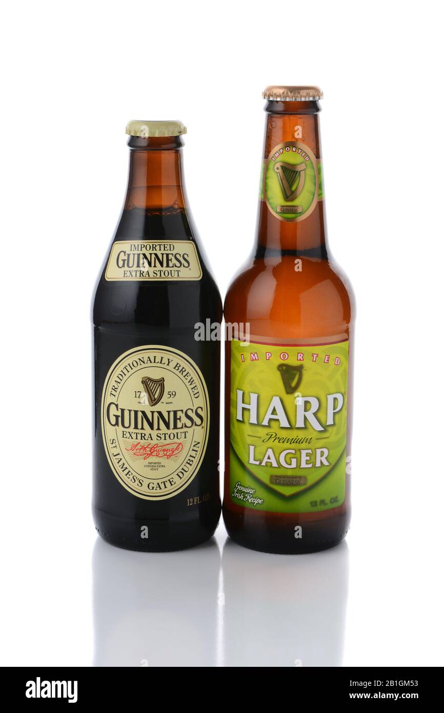 Irvine, CA - 11 GENNAIO 2015: Una bottiglia singola di Harp Lager e Guinness Stout. Dalla Guinness Brewing Company uno dei mondi più riusciti Foto Stock