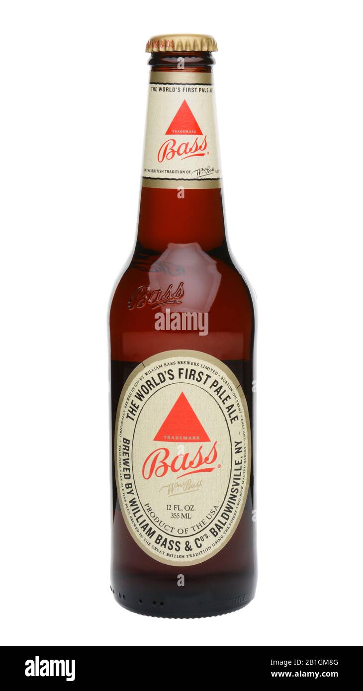 Irvine, CA - 27 MAGGIO 2014: Una singola bottiglia di Bass birra Ale su bianco. La Bass Brewery fondata nel 1777 da William Bass, a Trento, in Inghilterra è ora di proprietà Foto Stock