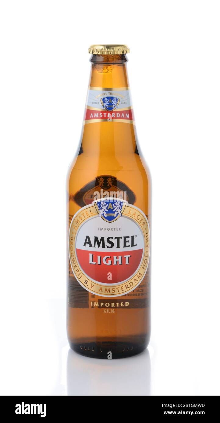 Irvine, CA - 11 GENNAIO 2015: Una bottiglia di Amstel Light isolata con riflessione. Fondata nel 1870 fu presa in consegna da Heineken nel 1968, la fabbrica di birra p. Foto Stock