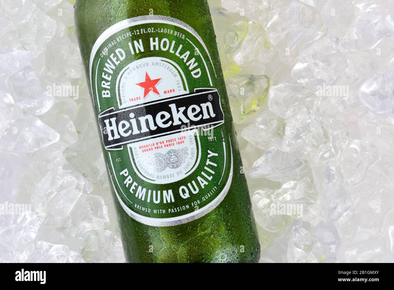 Irvine, CA - 12 GENNAIO 2015: Una bottiglia di birra Heineken sul ghiaccio. Dal 1975, la maggior parte della birra Heineken è stata prodotta nel birrificio di Zoeterwoude, N. Foto Stock