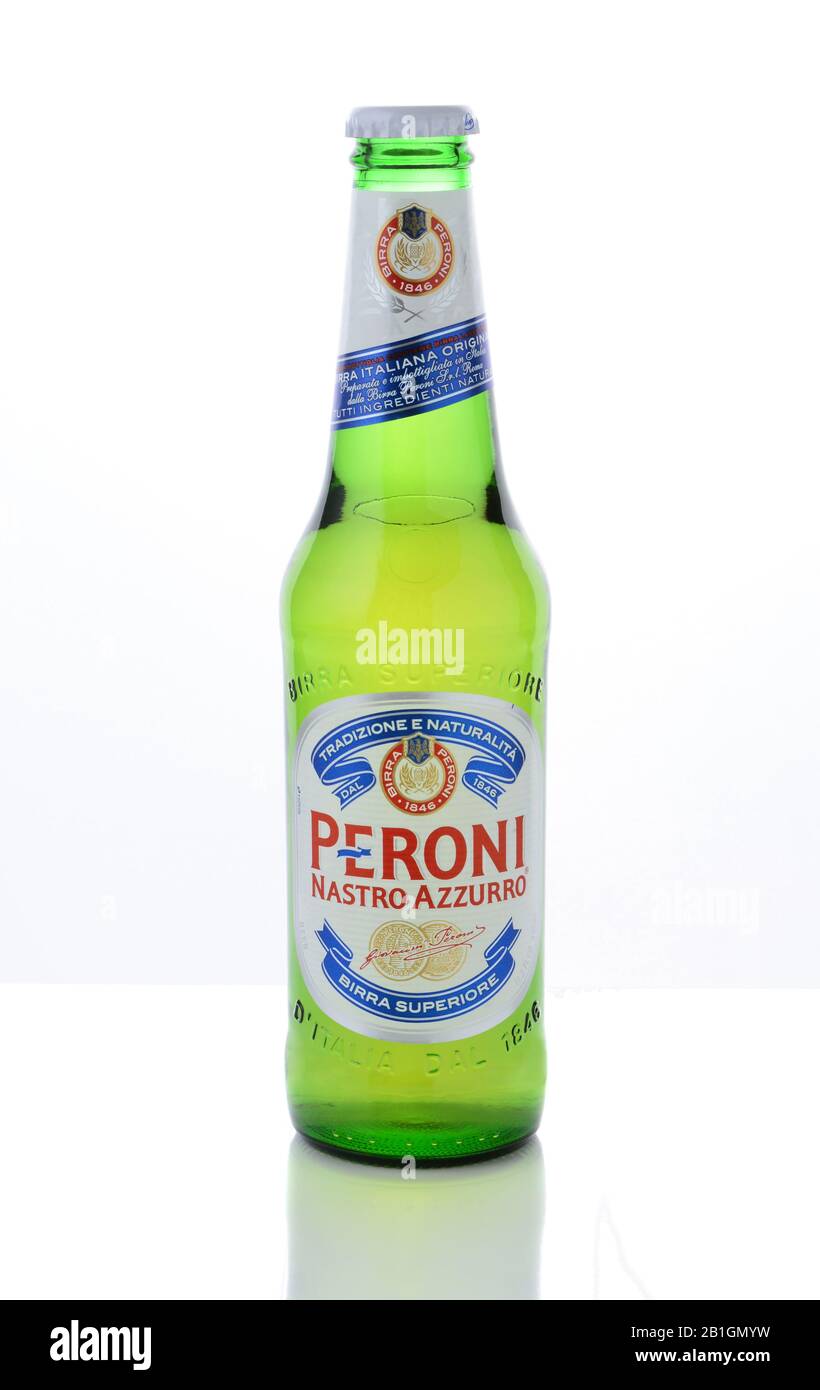 Irvine, CA - 11 GENNAIO 2015: Una bottiglia singola di birra Peroni. Fondata nel 1846 nella città di Vigevano. L'azienda è stata trasferita a Roma da Giovan Foto Stock