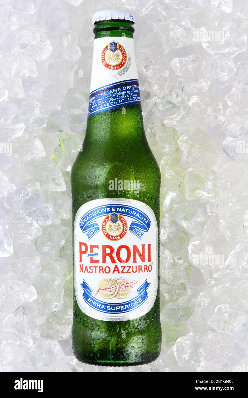 Irvine, California - 11 GENNAIO 2015: Una bottiglia singola di birra Peroni su un letto di ghiaccio. Fondata nel 1846 nella città di Vigevano. L'azienda è stata trasferita a. Foto Stock