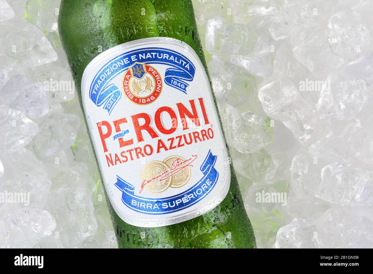 Irvine, California - 11 GENNAIO 2015: Una bottiglia singola di birra Peroni su un letto di ghiaccio. Fondata nel 1846 nella città di Vigevano. L'azienda è stata trasferita a. Foto Stock