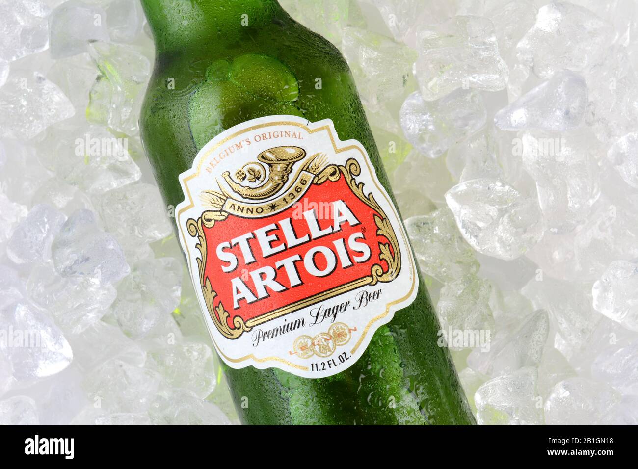 Irvine, CA - 11 GENNAIO 2015: Una bottiglia di birra Stella Artois in ghiaccio. Stella è stata prodotta a Leuven, Belgio, dal 1926, e lanciata come a. Foto Stock