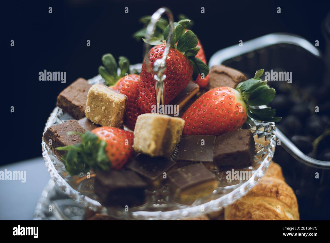 Fragole e caramello shortcake su piedistallo di torta a strati di cristallo Foto Stock