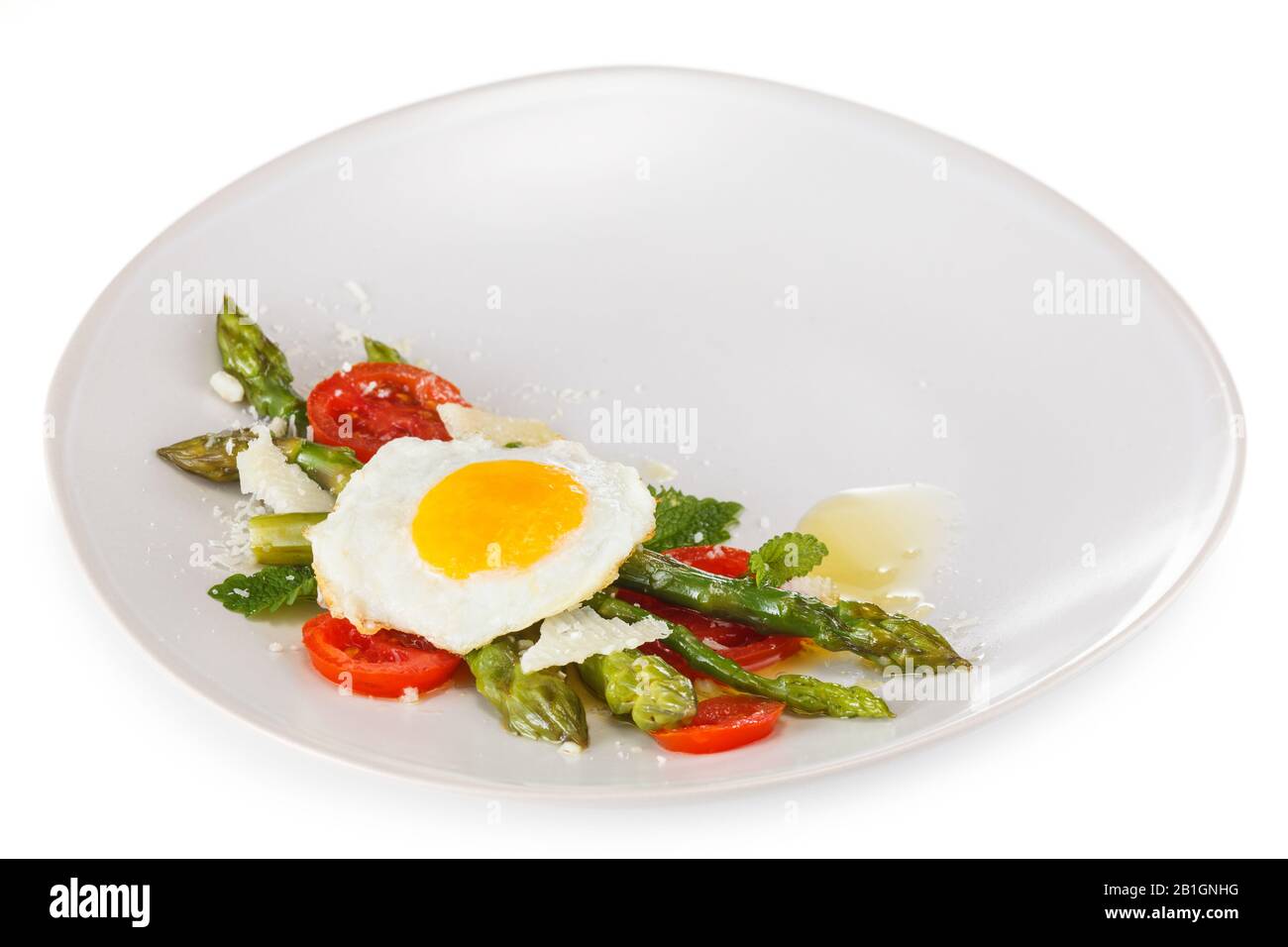 Cibo italiano: Piatto conservato con asparagi e uova fritte.[ Foto Stock