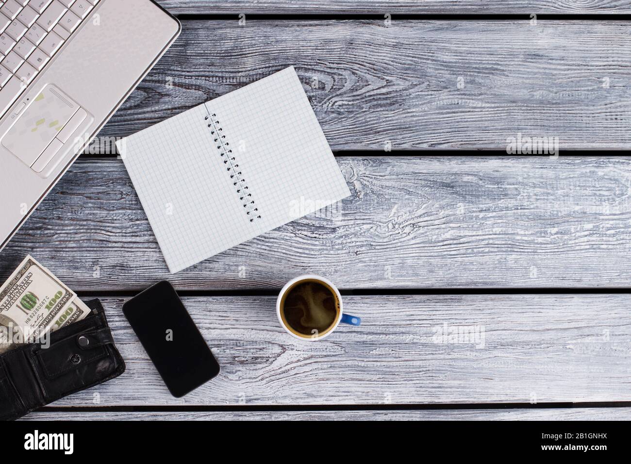 Laptop, pianificatore, borsellino nero e caffè. Foto Stock