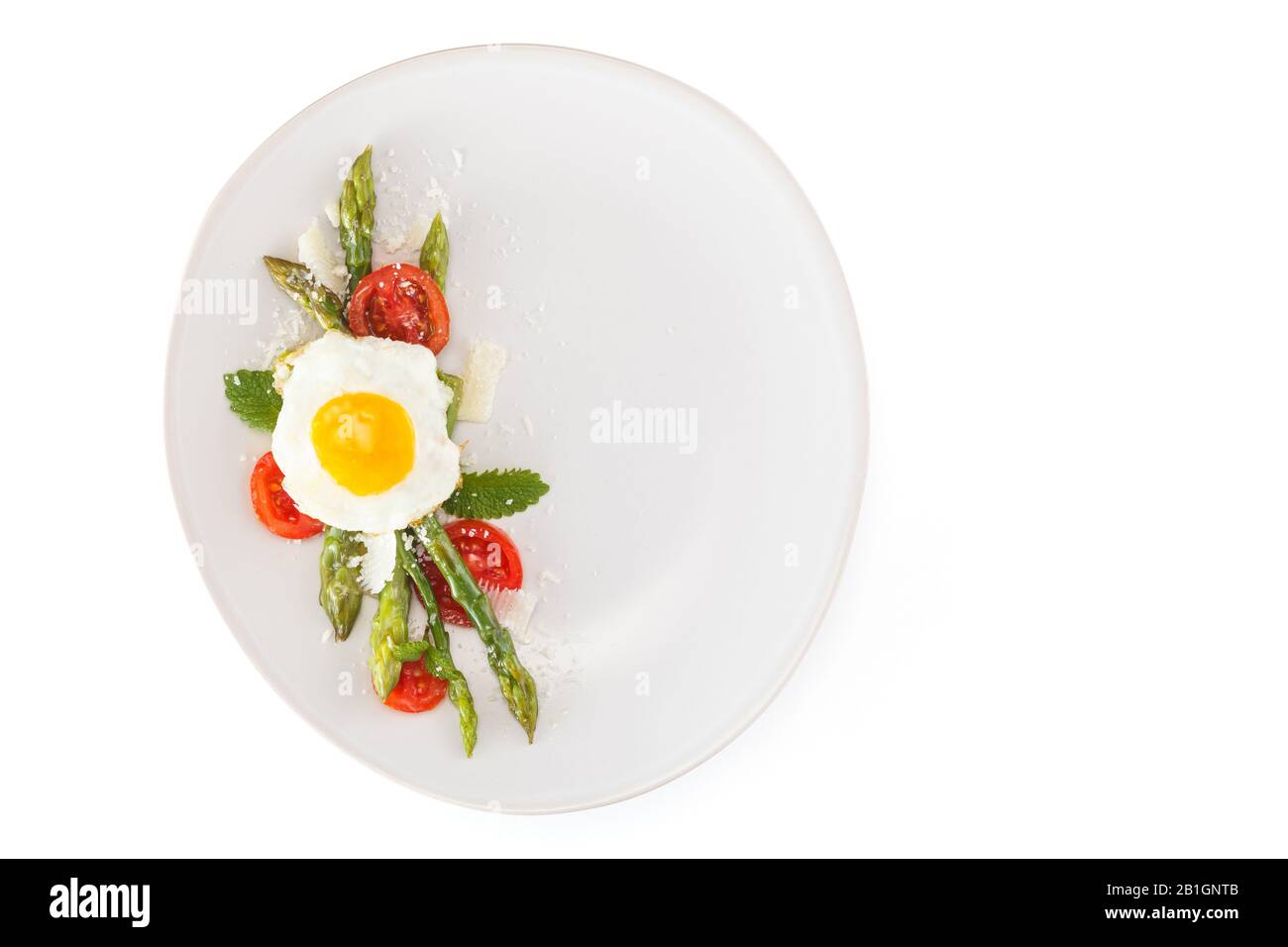 Cibo italiano: Piatto conservato con asparagi e uova fritte.[ Foto Stock