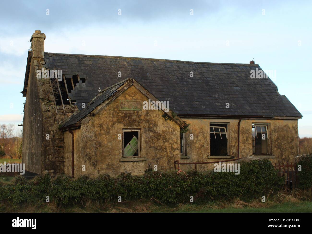 Resti di una scuola derelict, Brockagh National School, Glenfarne, County Leitrim, Irlanda Foto Stock