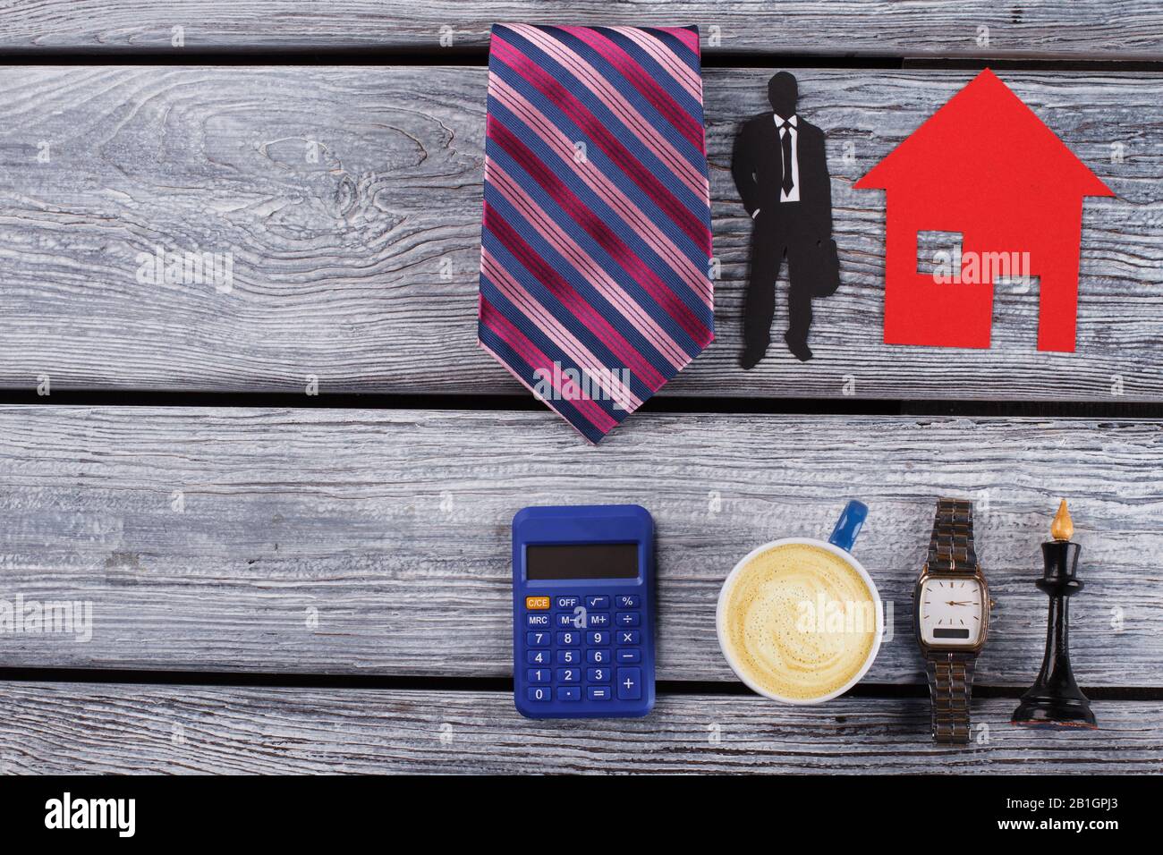 Calcolatrice tascabile, caffè, orologio e scacchi. Foto Stock