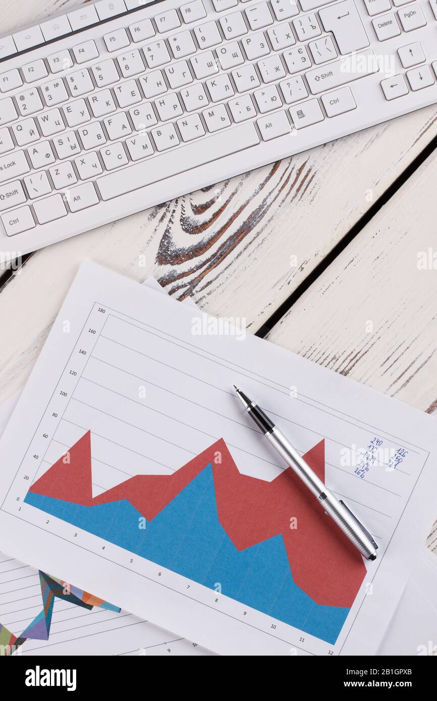 Tastiera con documenti e penna sopra. Foto Stock