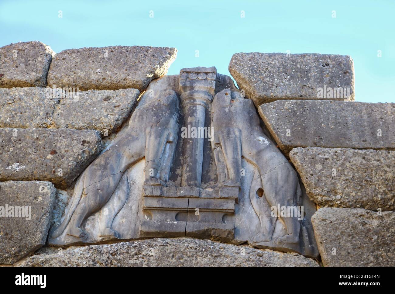 Primo piano di leoni senza testa sulla porta del Leone che era l'ingresso principale della cittadella dell'età del bronzo di Micene nella Grecia meridionale Foto Stock